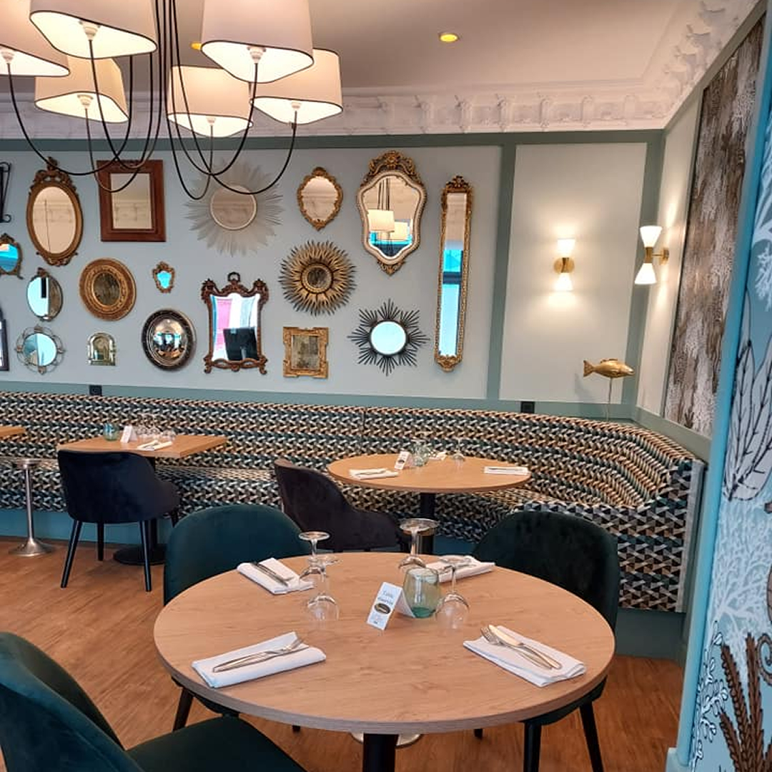 EtMaree's tweet photo. Chez Vin et Marée plongez dans notre univers grâce à un décor typiquement marin. 🐟🌊
On vous attend avec impatience…
👉 Réservez votre table : https://t.co/u9NtfDCZqL
#vinetmaree #paris #FoodieParis #restaurantparisien #bonnesadressesparis #seafood #restaurantpoisson https://t.co/A2fXNjtU7e