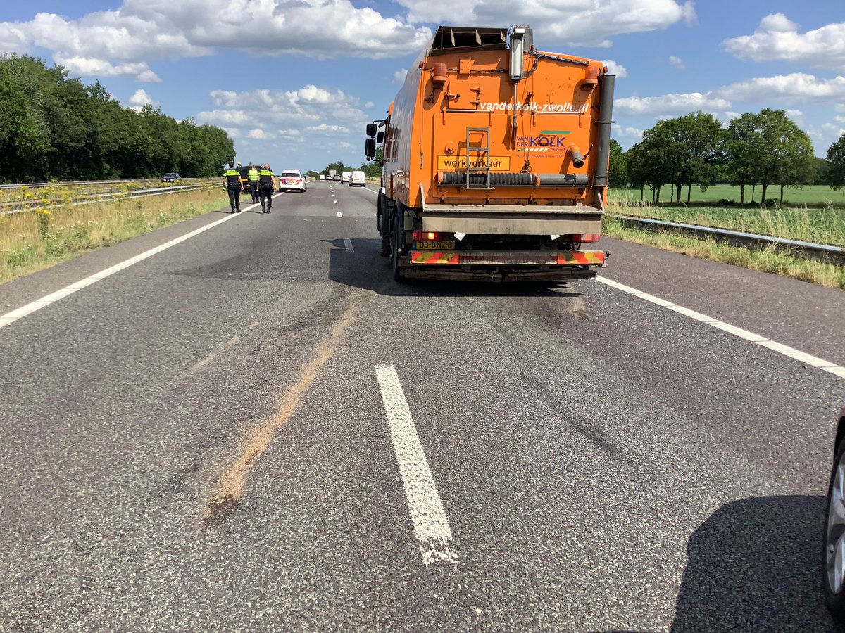 De berger heeft een voertuig meegenomen op de #A28 bij De Wijk. We maken nu de weg schoon. Het verkeer kan er via de vluchtstrook langs. We zijn rond 16:45 uur klaar. (📸: @Wis_Ron1)