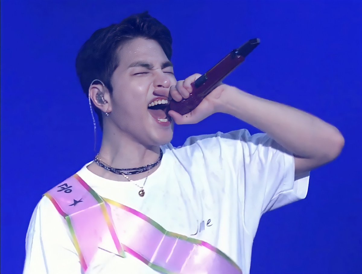 forjunhoe0331's tweet photo. Junhoe's neck veins are so sexy.💖 https://t.co/kBg7wcgpox