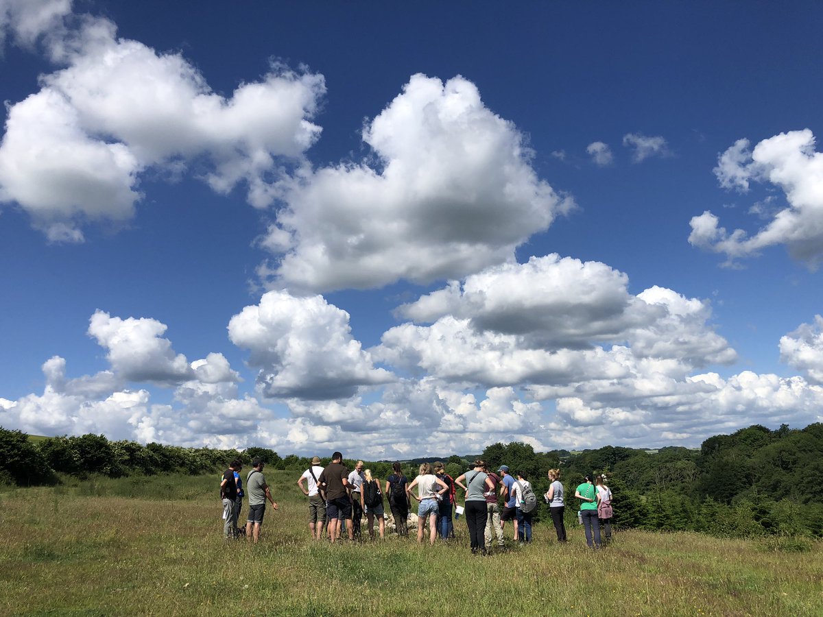 Bezoek aan 'n Deens landgoed waar de eigenaren meer dan 10% van de 800ha op eigen kosten hebben ingericht met heggen, randen en braakstroken. Belangrijkste motivatie is de jacht. Gekweekte fazanten worden uitgezet, maar de forse patrijzenpopulatie is natuurlijk. @PARTRIDGE_NSR