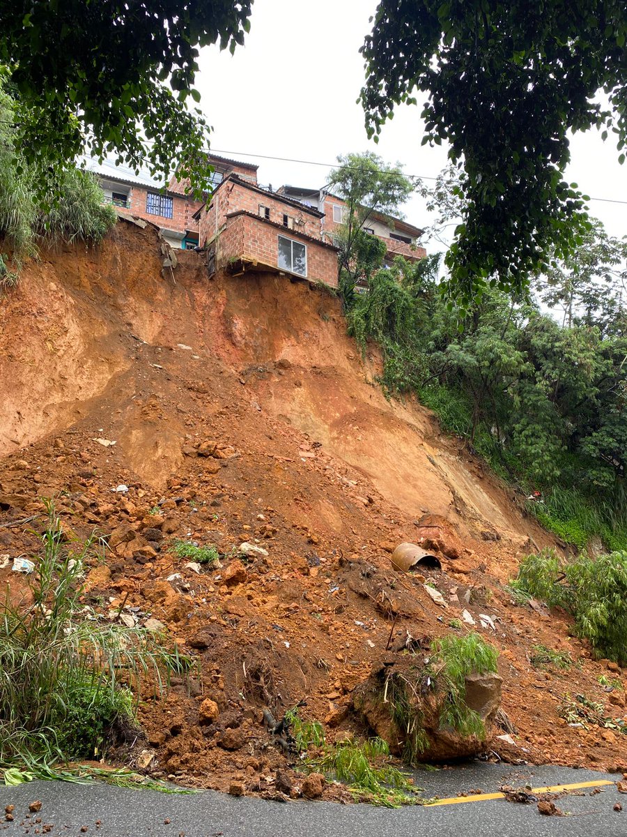 DAGRDMedellin's tweet photo. 🔎 | Seguimos monitoreando el sector de 📍Palos Verdes en la comuna 3 - Manrique, tras la reactivación de un movimiento en masa por las fuertes lluvias registradas el día lunes 27 de junio. https://t.co/4pmz3T7d2j