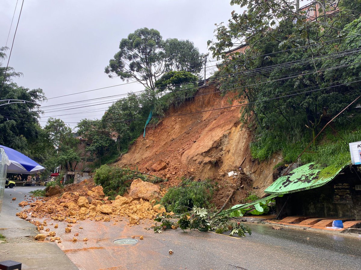 DAGRDMedellin's tweet photo. 🔎 | Seguimos monitoreando el sector de 📍Palos Verdes en la comuna 3 - Manrique, tras la reactivación de un movimiento en masa por las fuertes lluvias registradas el día lunes 27 de junio. https://t.co/4pmz3T7d2j