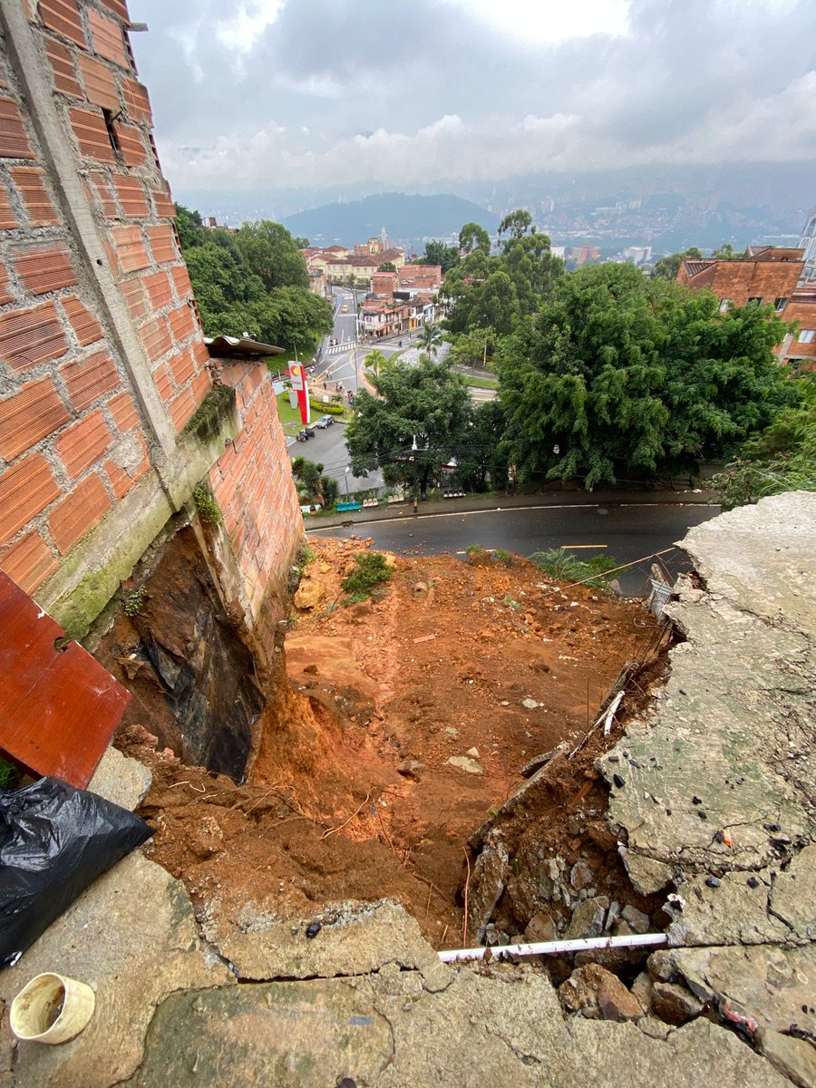 DAGRDMedellin's tweet photo. 🔎 | Seguimos monitoreando el sector de 📍Palos Verdes en la comuna 3 - Manrique, tras la reactivación de un movimiento en masa por las fuertes lluvias registradas el día lunes 27 de junio. https://t.co/4pmz3T7d2j