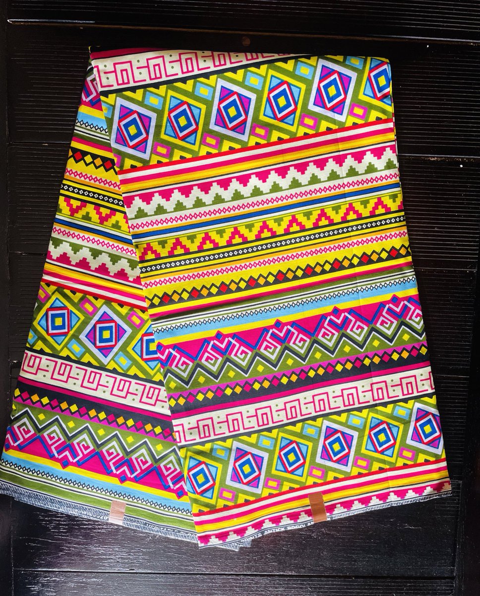 AteliersBlackSh's tweet photo. Hellooo les Waxophiles 😻

ALLEEEERTE NEW DESIGN en pur Cotton 👌🏾

•• Prix : 10 000 XAF
.
.
#consommonslocal🇨🇲 https://t.co/cTWVlqpo5M