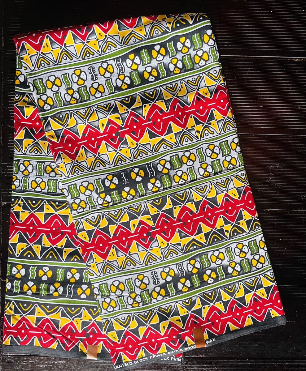 AteliersBlackSh's tweet photo. Hellooo les Waxophiles 😻

ALLEEEERTE NEW DESIGN en pur Cotton 👌🏾

•• Prix : 10 000 XAF
.
.
#consommonslocal🇨🇲 https://t.co/cTWVlqpo5M