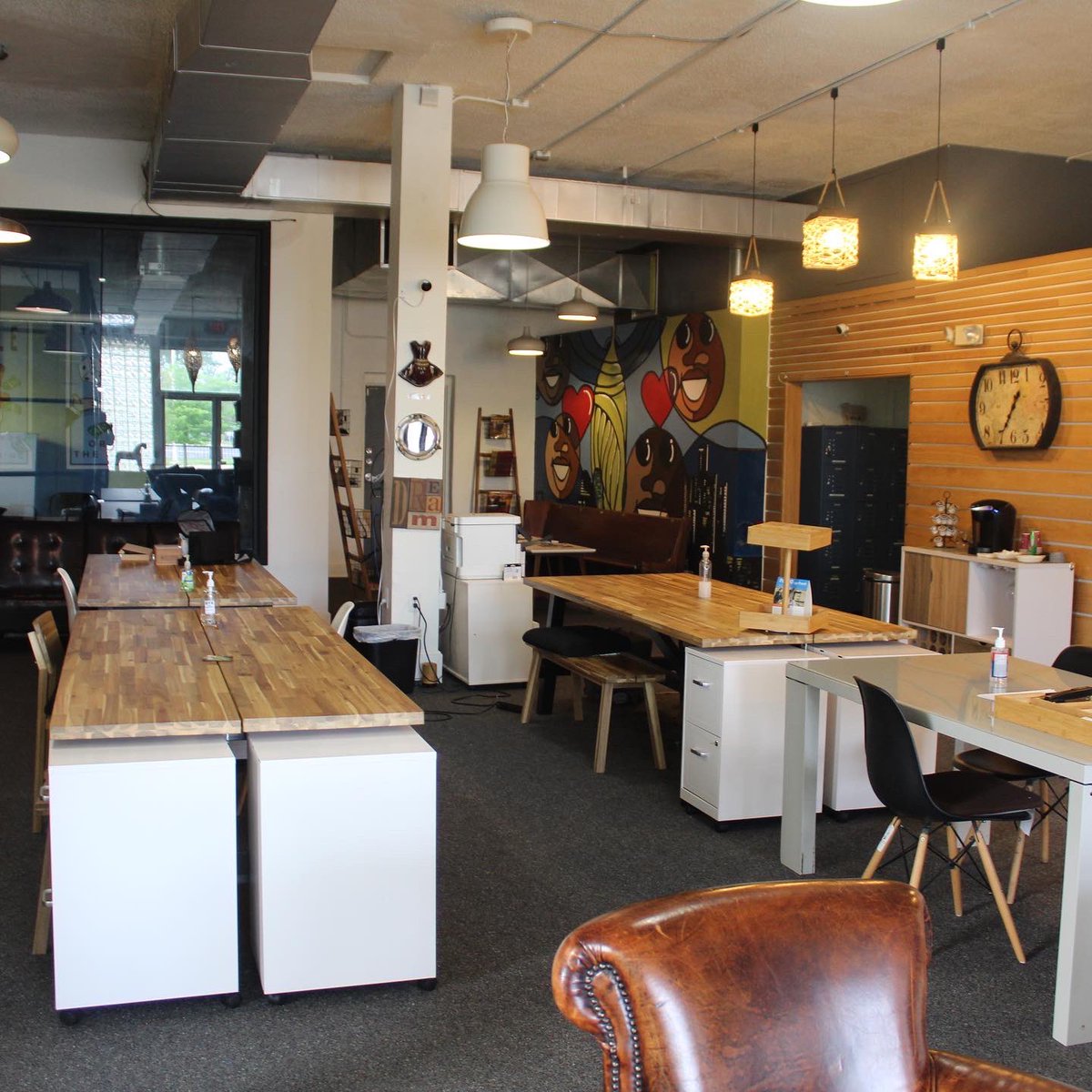 mrduffyyy's tweet photo. Cocoon Detroit — A Black owned co-working space in Detroit, is offering day passes to those looking for a place to kick it outside of the office or home. I dropped the link to the form. 

Passes are from 06/28 - 07/01

https://t.co/On9aulpJzF https://t.co/tJE3keMo0t