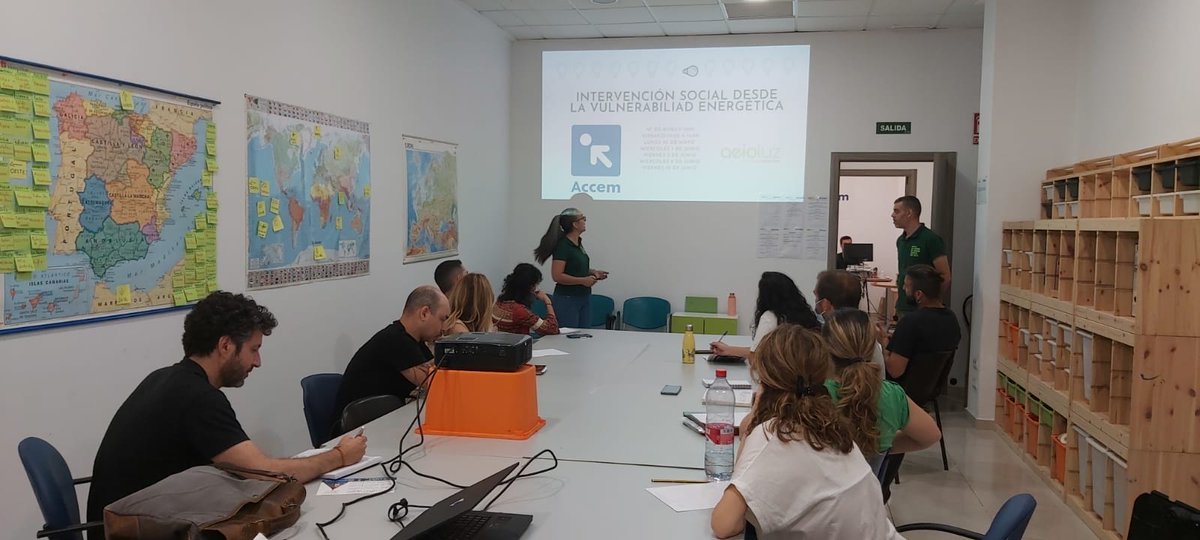 Accem_ong's tweet photo. En #Valencia nos hemos formado sobre el alcance de la pobreza y la vulnerabilidad energética. Una formación a transmitir a las personas a las que atendemos para aprender cómo ser más sostenibles y eficientes en centros de trabajo y hogares. @aeioLuz https://t.co/vSmb9tqUdb