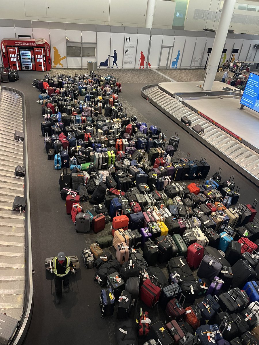 Mulder007l's tweet photo. @TorontoPearson what's going on with luggages ?? https://t.co/DJ40iQsFiC