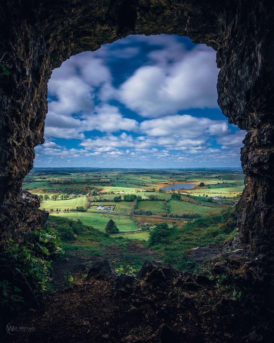 In the Caves of Keash archaeologists discovered the bones of Ice Age animals that stalked Ireland. With evidence of hares, brown bear, red deer, Arctic lemming and wolves all dating to more than c.12,000 years ago.😲 📌 Keshcorran, County Silgo 📸 Wolf Mercury We 💚🤍🧡 Ireland