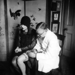 Image for the Tweet beginning: Flapper getting a tattoo on