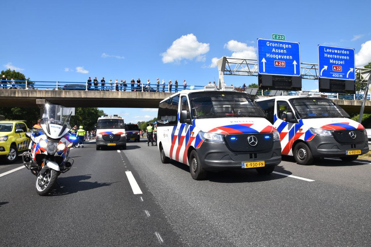 rtvoost's tweet photo. Liveblog | Boerenprotesten: ME meldt zich bij blokkade door boeren op A28 #rtvoost #boerenprotest https://t.co/fTxawbbNjB #rtvoost https://t.co/pXj8Zin2o3