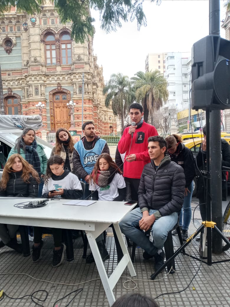 marianoromano07's tweet photo. #Ahora
Conferencia de prensa unitaria entre estudiantes, docentes, autoridades y familias. Mañana miércoles 29/06 marcha educativa por Más educación y menos marketing

@utectera @rectoresfdcaba https://t.co/hhMuoJZ3Py