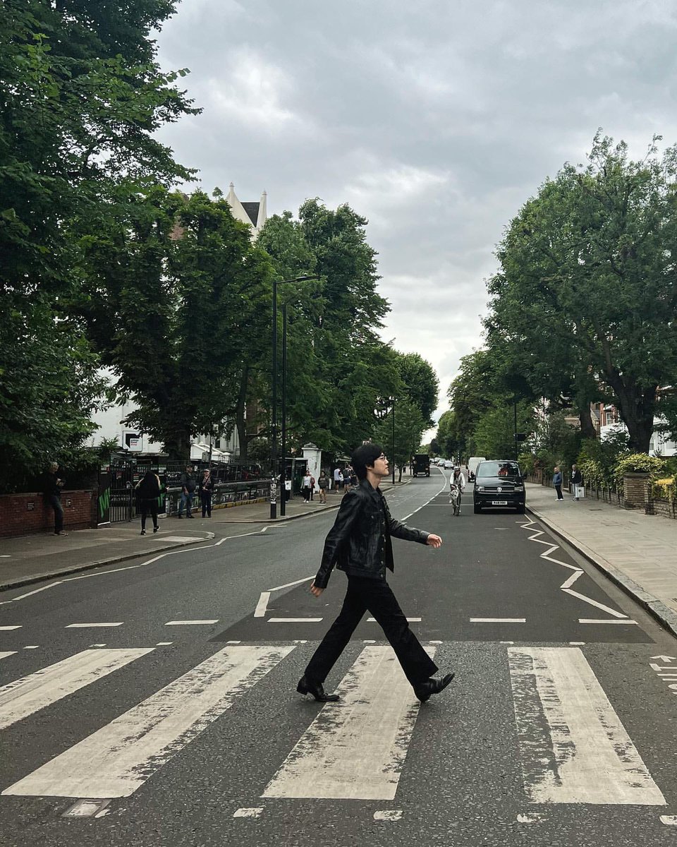 htcity's tweet image. #EXO's Suho paid homage to The Beatles' famous Abbey Road picture. Certainly making the most of his London trip!

#SUHO #Junmyeon #TheBeatles #London #Kpop @weareoneEXO