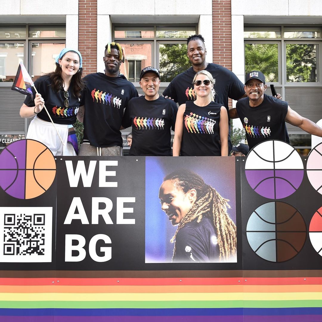 NBABrasil's tweet photo. No último domingo rolou o Desfile do Orgulho LGBTQIA+ em Nova Iorque! A @NBA , @WNBA , @nbagleague e @NBA2KLeague apoiaram o movimento e marcaram presença para celebrar a diversidade! 🎉
#NBAPride #WNBAPride #NYCPride https://t.co/o8981dAraR