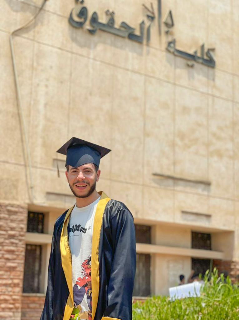 aahmeedeemaad_'s tweet photo. تعـالي اتـفرج اخـوك احـمد اتخـرج" 🎓😂
 
            " خريج كليه حقوق "🎓 https://t.co/xCbEg0ejtG