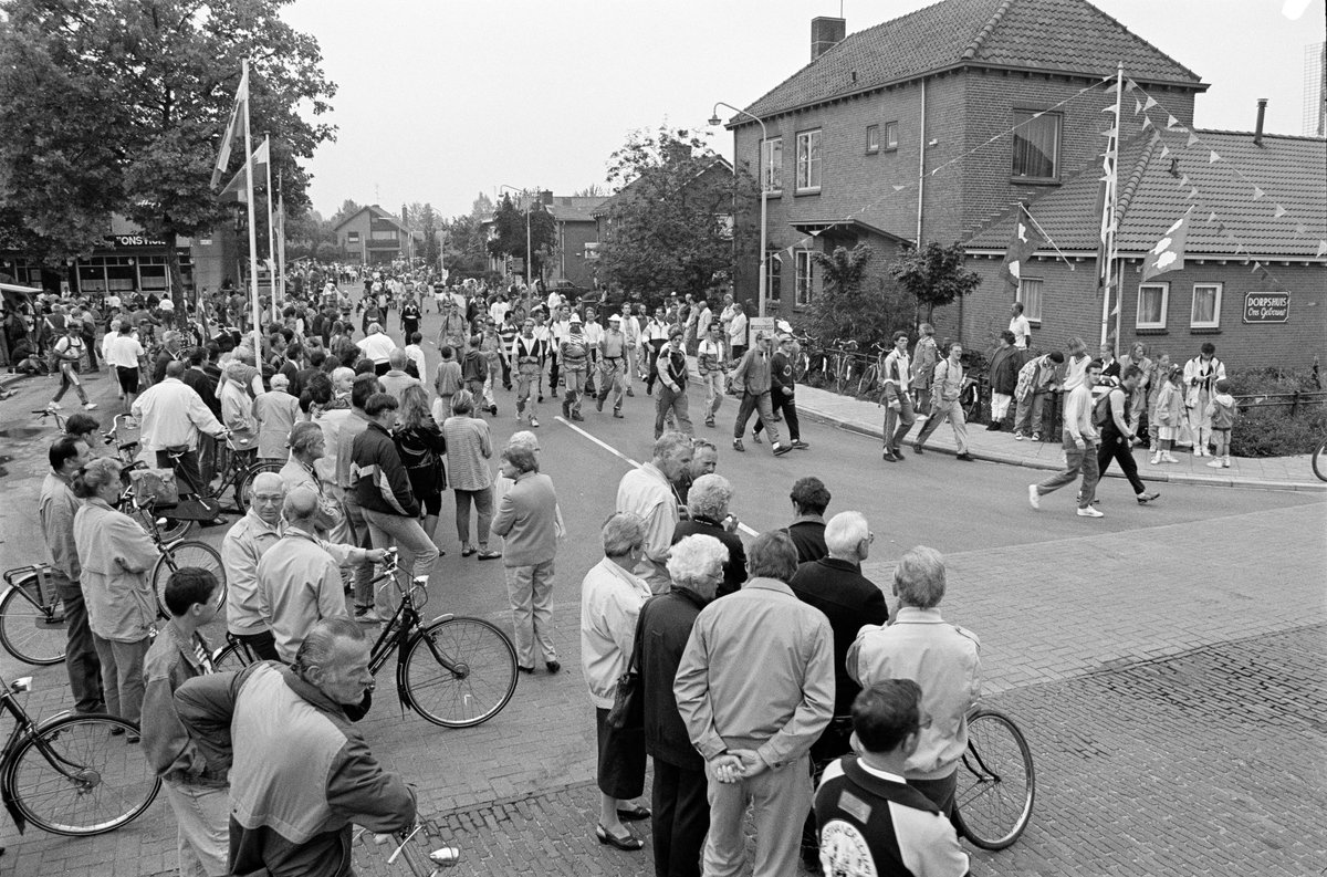 De #vierdaagse loopt bijna ten einde. Daarom delen we graag nog even deze foto uit 1993 in Elden. Als traditie delen de toeschouwers daar appels uit aan de wandelaars die 50 km lopen. ⁠#Nijmeegsevierdaagse  ⁠
(Bron: 1549-1002, Fotograaf Gemeentearchief Arnhem, CC0 1.0 licentie)