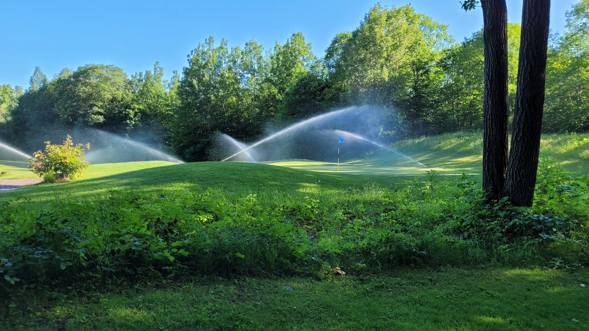 Turfgeneral's tweet photo. Great morning for a granular application. @oaksofcobden #happyturf https://t.co/8bn4TC0mjv
