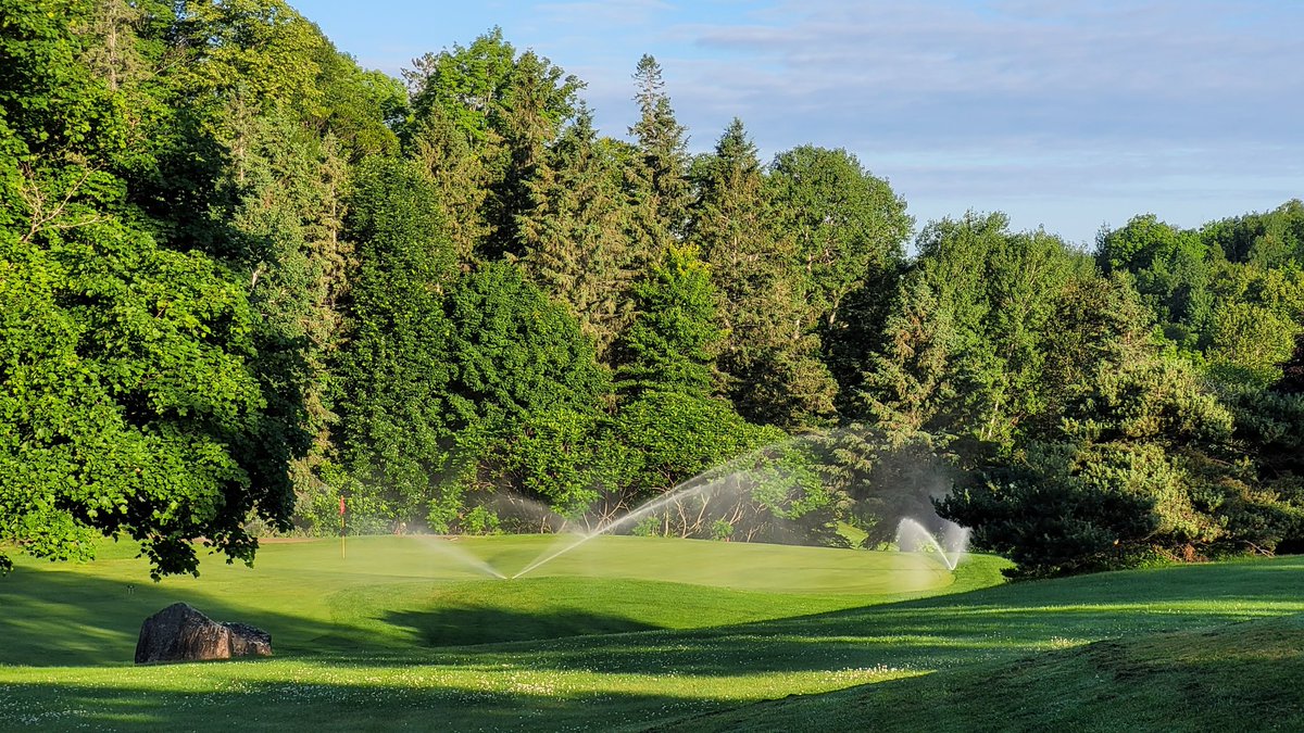 Turfgeneral's tweet photo. Great morning for a granular application. @oaksofcobden #happyturf https://t.co/8bn4TC0mjv