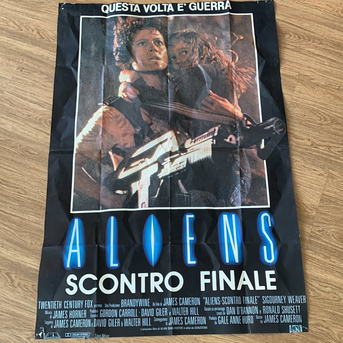 janwalenda's tweet photo. Ich habe vielleicht das großartigste Poster bekommen, das jemals an einer Wand hängen kann. Next-up: Rahmen. #aliens #movie https://t.co/wrsA59KxNS