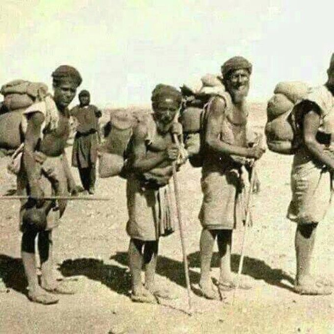 صورة تعود لحجاج قدموا من اليمن سيرا على الأقدام إلى #مكة عام 1900م

فشتان ما بين الأمس واليوم
.
حيث كان طريق الحج قديماً محفوفاً بالمخاطر، فإن سلم الحاج من خطر الحيوانات المفترسة والكوارث الطبيعية، لم يسلم من قطاع الطرق، حتى أن الحاج كان يكتب وصيته.
.
اليوم آمن ولامشقة والحمدالله