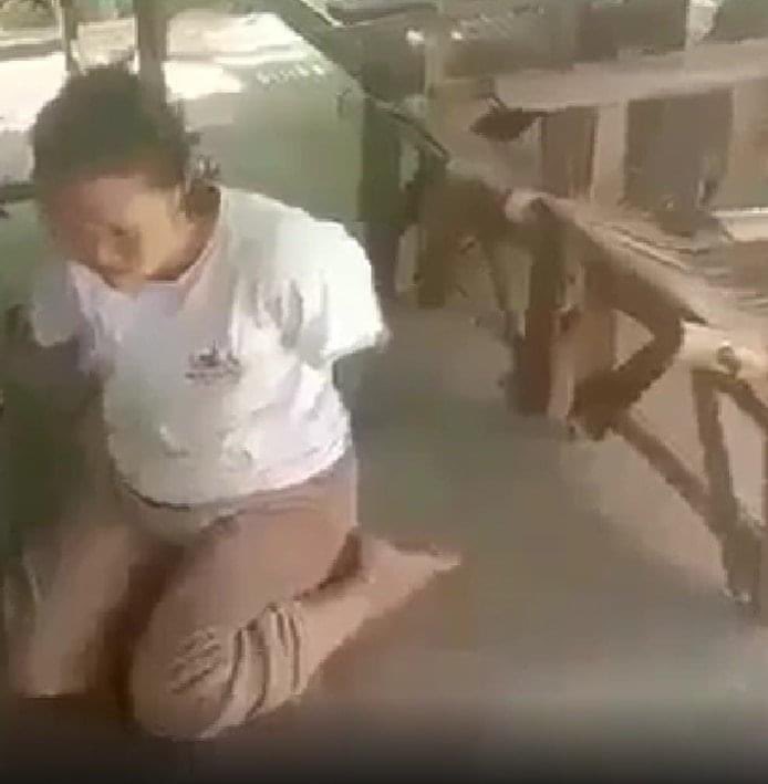 pyaezone's tweet photo. There've been several beheading videos of civilians/pdf by junta's terrorists. But this one is the most inhumane yet. According to the locals in Myaing twsp, she was beheaded alive for helping a police escape. Pls don't watch it for ur mental health sake.

https://t.co/aos00VteCg https://t.co/h9wdb5flVt