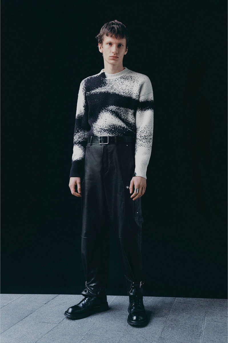 StreetFashion01's tweet photo. Wow. Alexander McQueen FW22 Menswear!! https://t.co/mfMffC7UQT