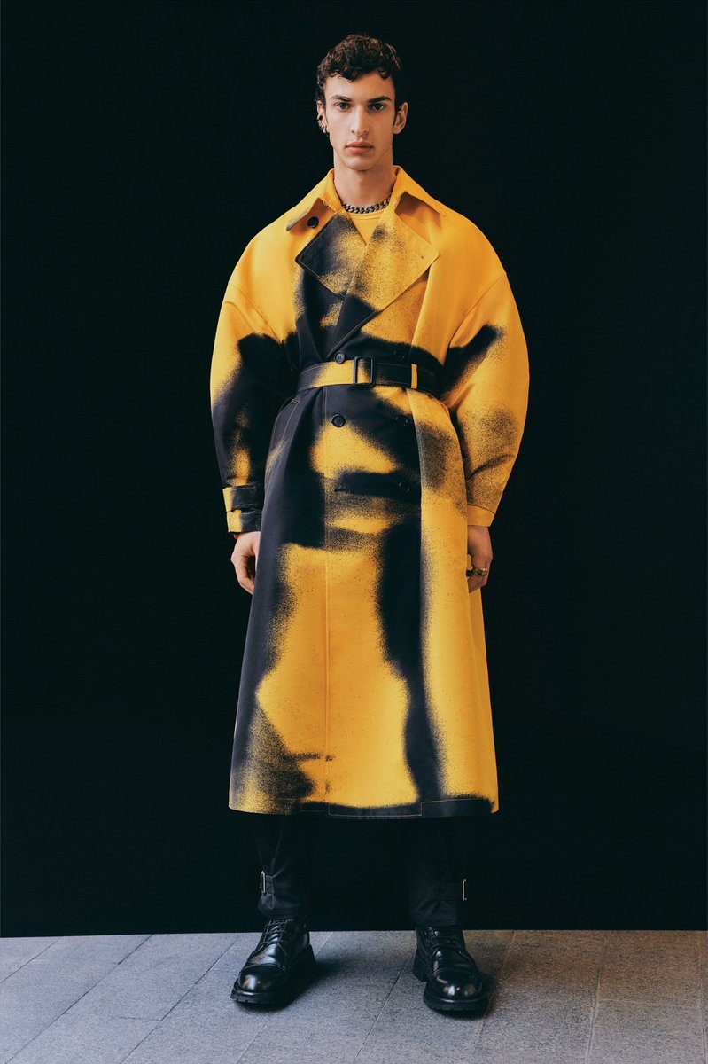 StreetFashion01's tweet photo. Wow. Alexander McQueen FW22 Menswear!! https://t.co/mfMffC7UQT