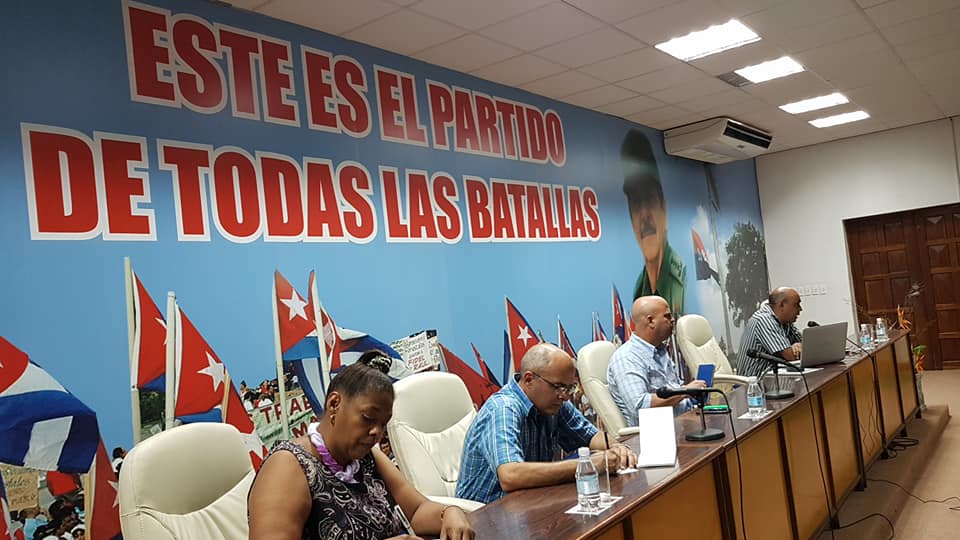 radiocmhw's tweet photo. #CMHWnoticias #Ahora encuentro de la máxima dirección política y gubernamental de #VillaClara con la prensa @UpecVillaClara  Presiden @Colina_VClara
primer secretario del Partido en este territorio central y @AlbertoLpzDiaz  Gobernador de la provincia ✍️ @Daliama61 https://t.co/700rMtif3u