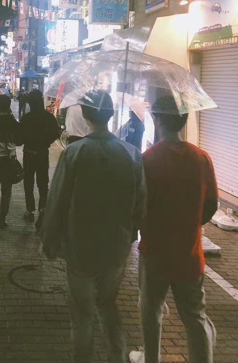 hunkyactors's tweet photo. Zee said that every time there is a rain he will be reminded of Saint because they used to share one umbrella while walking in Japan. That’s why Zee likes to capture raining photos on his instagram. 

#CactuZS #ZaintSee #Saint_sup #ZeePruk https://t.co/0s4rdnv77Z