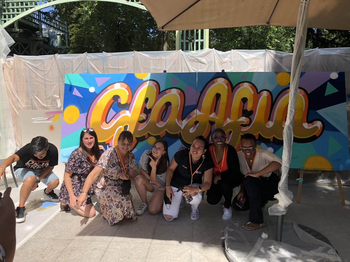 cfanumia's tweet photo. [ #Afianniversaire ] 
Place au team building : street art d'un côté, métaverse de l'autre ! 
L'Afia révèle vraiment les talents, même insoupçonnés et crée de véritables vocations pour certains ! 🤣 https://t.co/Jukb3Ujrbt