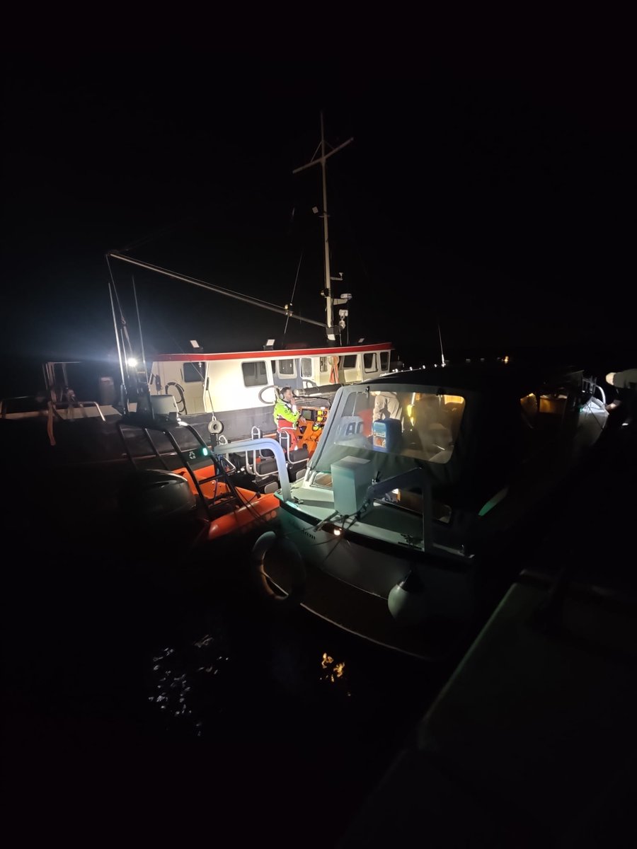 RBNaarden's tweet photo. 📟 Vaartuig met stuur/motorproblemen
📆 27-06-2022 ⏰23:04 uur
Onze lifeguards zijn gisteravond in het donker uitgevaren voor een vaartuig met motorproblemen. Door middel van een sleepverbinding hebben ze het vaartuig veilig naar de Pampushaven kunnen brengen. https://t.co/Wt0tRfMErC