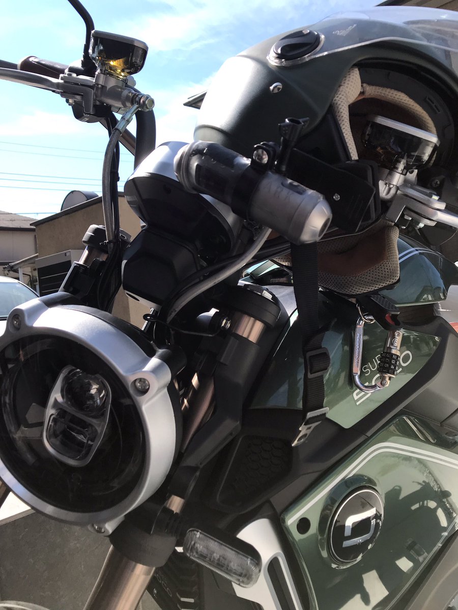 yururi0701's tweet photo. ドラレコYM08をクリップマウントを使い顎紐(耳横ら辺)に装着。
YM08がIP65で雨にちょい弱そうのため、YM08にプール用スマートウォッチ保護バ���ド を装着。バンドの上から留め具をやってるから破けそうで不安。熱もどうかな…

#SUPERSOCOTC
 #電動バイク
 #電動バイク備忘録 https://t.co/rcvA7qWF0s