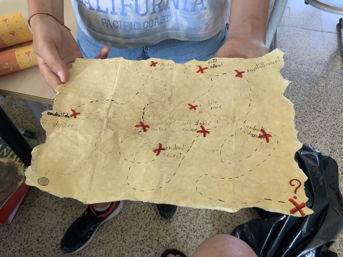 laclassefreinet's tweet photo. L. et A. ont dessiné une carte avec du papier sable. Elles vont s’en servir pour un film. Elles l’ont tamponnée avec du café et de l’eau. https://t.co/6TeycMCA5z