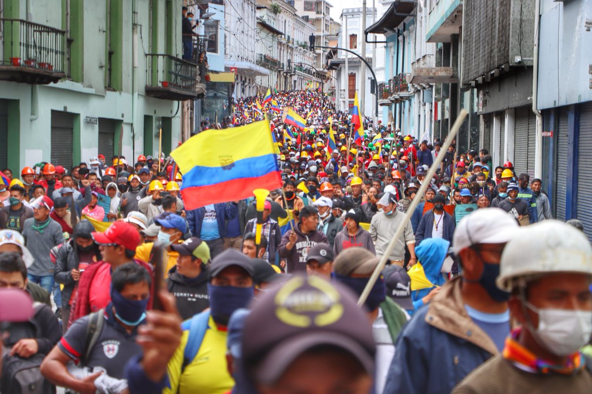 crisbastidas777's tweet photo. Así acompañó el movimiento indígena a sus líderes al diálogo. Martes 27 de junio. https://t.co/cSsElSmD9L
