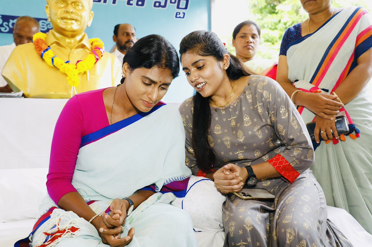 GaddamInduja's tweet photo. WITH GOD GIFTED AMMA♥️♥️ “108 day”. 👣👣👣  @praja_prasthanam_  #nirudyoganiraharadeeksha @realyssharmila https://t.co/jooP0K8MFH