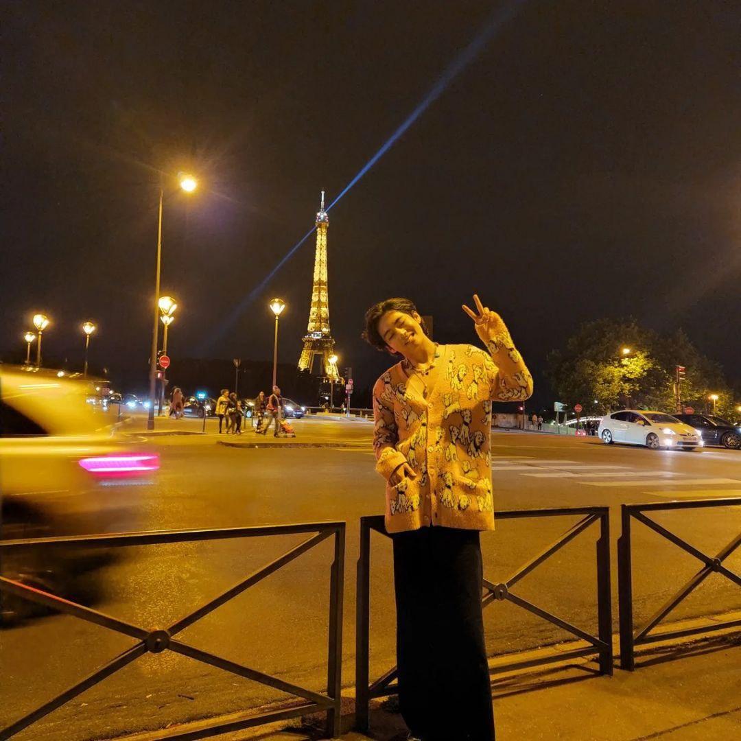 nosebanano's tweet photo. #TaehyungInParis https://t.co/LKK2Q6JEKr
