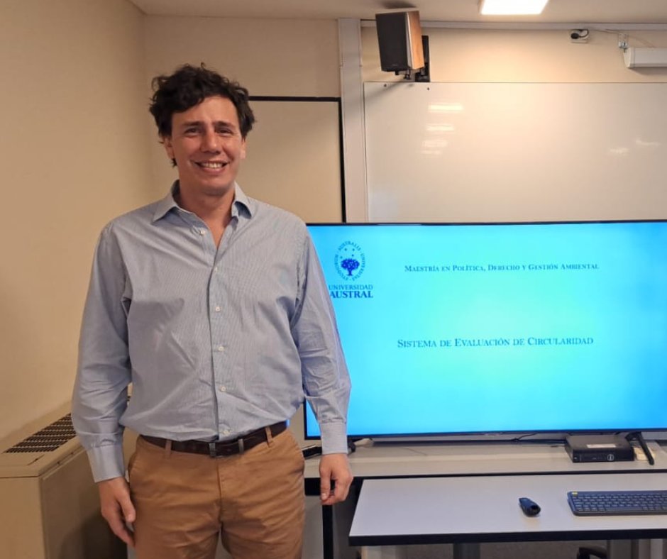 EGobiernoUA's tweet photo. 🎉 Un nuevo hito en la Escuela de Gobierno 

🎓En el día de ayer, el Ing. Ricardo Nicotera, se convirtió en el 1er #GraduadoAustral de la Maestría en Política, Derecho y #GestiónAmbiental,  con su tesis titulada “Sistema de evaluación de circularidad” 👉 https://t.co/ws9fwPZdI7 https://t.co/BeYEHfwz3r