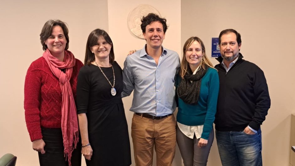 EGobiernoUA's tweet photo. 🎉 Un nuevo hito en la Escuela de Gobierno 

🎓En el día de ayer, el Ing. Ricardo Nicotera, se convirtió en el 1er #GraduadoAustral de la Maestría en Política, Derecho y #GestiónAmbiental,  con su tesis titulada “Sistema de evaluación de circularidad” 👉 https://t.co/ws9fwPZdI7 https://t.co/BeYEHfwz3r