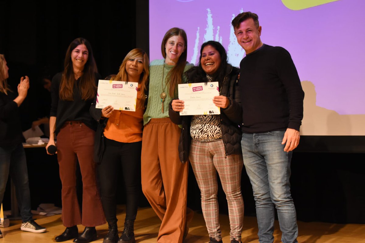 Así cerramos la Tercera Edición de Mujeres al Frente, un programa q potencia el rol de las mujeres con espacios de formación y capacitaciones a 100 trabajadoras de los grupos comunitarios d la Ciudad. 

Mujeres líderes de los procesos d transformación en los barrios! ✊🏻