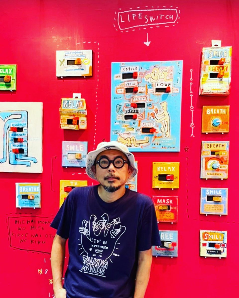 kadohide's tweet photo. 明日から3日間、東京ビッグサイトにて開催されるライセンシングショーに[TALKING HANDS ]が出店します。
本日、搬入設営。
展示ブースに落書き完了。

[TALKING HANDS]
https://t.co/mFbIMhbBYH

#門秀彦 #kadohidehiko #talkinghands #art #licensingshow #落書き https://t.co/8VxmGYNSvy