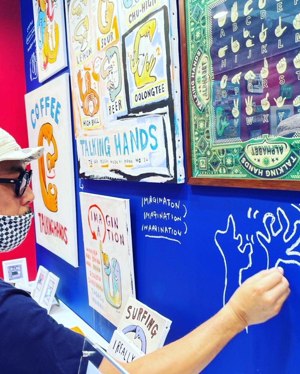 kadohide's tweet photo. 明日から3日間、東京ビッグサイトにて開催されるライセンシングショーに[TALKING HANDS ]が出店します。
本日、搬入設営。
展示ブースに落書き完了。

[TALKING HANDS]
https://t.co/mFbIMhbBYH

#門秀彦 #kadohidehiko #talkinghands #art #licensingshow #落書き https://t.co/8VxmGYNSvy
