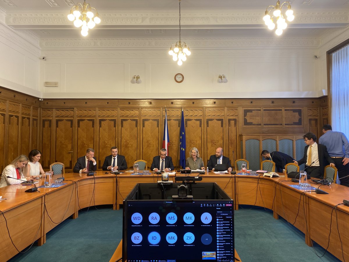 Spolu s generální ředitelkou pro energetiku Evropské komise <a href="/JorgensenJuul/">Ditte Juul Jorgensen</a> jsme dnes v Praze zahájili činnost středoevropské pobočky Energetické platformy EU pro společné nákupy surovin. Jedná se o první krok k zajištění společných nákupů, které posílí energetickou bezpečnost.