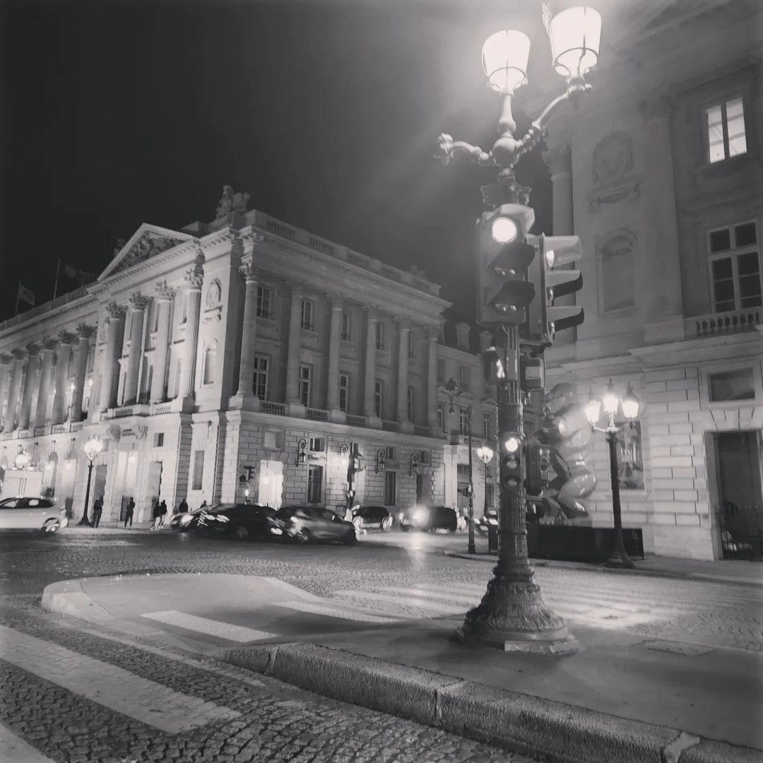 nosebanano's tweet photo. #TaehyungInParis 🐻🐻 https://t.co/xUmhrtuEMO
