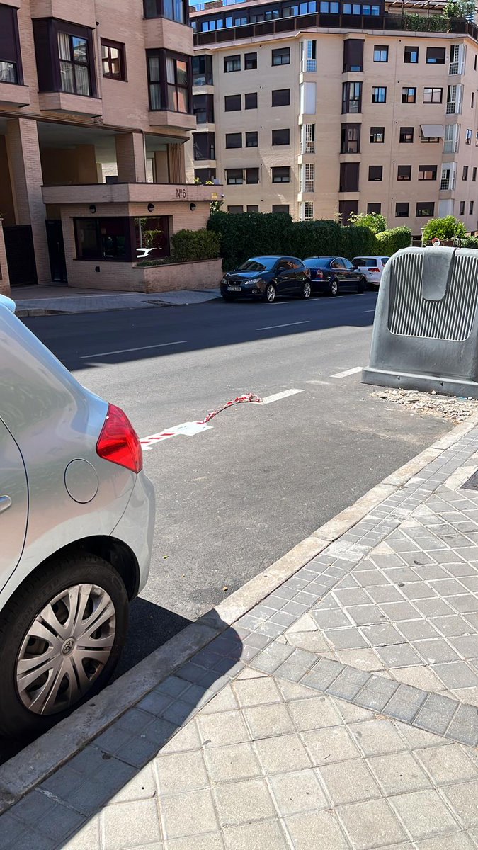 AmperimetroF1's tweet photo. @Lineamadrid
Disculpen, quisiera saber si este tipo de señalizaciones sin decir que empresas, sin señalizar la zona es aprobada por el Ayuntamiento de Madrid. 
Como ciudadano, no creo que este tipo de señalizaciones este autorizada por ustedes. https://t.co/4yzfwr4kgj