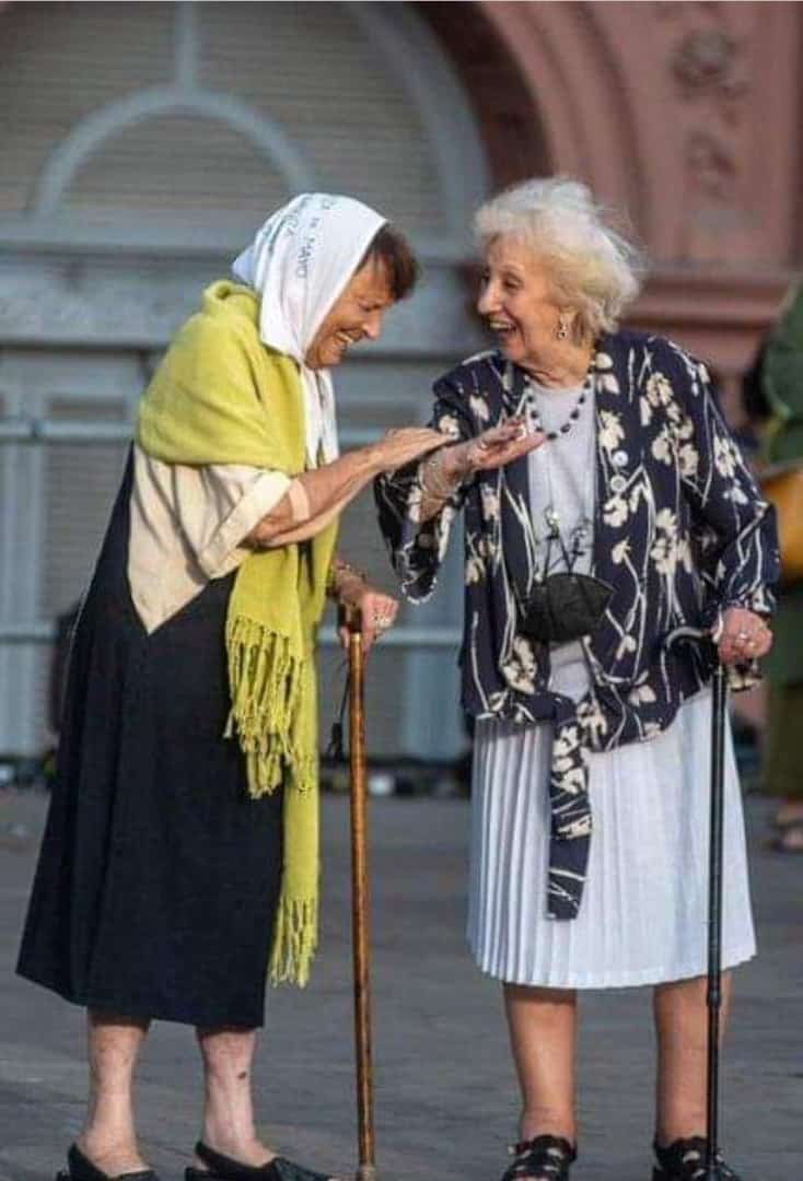 abuelasdifusion's tweet photo. 🍰¡Muy feliz cumple querida Taty Almeida! 
Madres y Abuelas siempre juntas, en el dolor y en las alegrías que nos ha brindado la lucha colectiva.
¡Te queremos compañera❤️!
📸@kalofotograma https://t.co/8XeMcynurQ