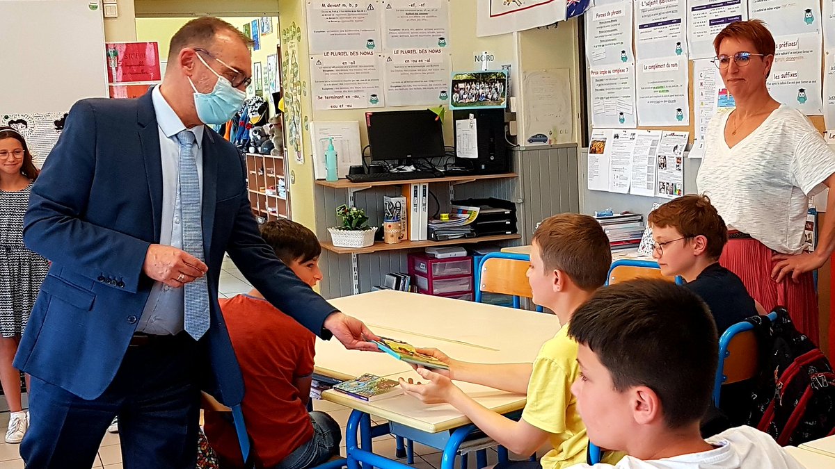dsden_80's tweet photo. 🦊"Je me sers d'animaux pour instruire les Hommes": distribution des #Fables🐜 aux CM2 des écoles d'Estrées-Deniecourt et de Cachy par le #DASEN80 en présence des élus et de l'IEN.🐇 #UnLivrePourLesVacances. 👏 et merci aux élèves et aux enseignants pour leurs présentations🐢! https://t.co/WquB5w8Weh