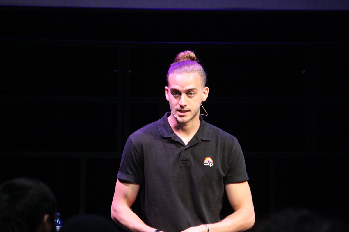 <a href="/edgarsapinya/">Edgar Sapiña Manchado</a> <a href="/joventutcat/">Joventut</a> <a href="/cjbcn/">Consell de la Joventut de Barcelona</a> <a href="/ServeiCivilCat/">SCI Catalunya</a> <a href="/Europarl_CAT/">Parlament Europeu</a> <a href="/ComissioEuropea/">Comissió Europea 🇪🇺</a> #SetxPau | 🔴 Comença el Conversatori 🗣️ amb <a href="/edgarsapinya/">Edgar Sapiña Manchado</a> com a presentador. 

Ha introduït l'acte denunciant els fets de Melilla i recordant que avui és 28 J #DiaOrgullLGTBI 

No oblideu que podeu enviar les vostres preguntes a les eurodiputades amb #BCNyouth4peace