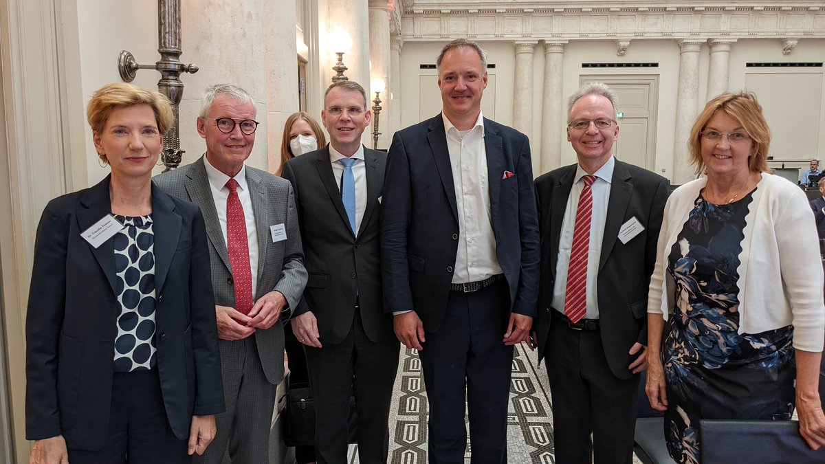 InfoZoes's tweet photo. Werben für #Zivilschutz + Echtzeit-#Lagebild bei #bkwd @wegweiserberlin mit Mitgliedern @philipp__amthor #ThomasBlenke @fiedelseb #SusanneMittag @BMI_Bund @BMVg_Bundeswehr @BBK_Bund #BDR @Sprecher_BDSW @BDSV_Berlin @Esri @HWR_Berlin @IBMDACH @pwc_de @SASanalytics #VfS @ZITiS_de https://t.co/UWlQ9tk7Cs