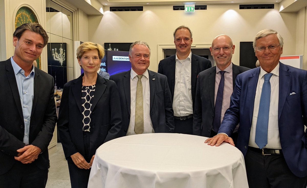 InfoZoes's tweet photo. Werben für #Zivilschutz + Echtzeit-#Lagebild bei #bkwd @wegweiserberlin mit Mitgliedern @philipp__amthor #ThomasBlenke @fiedelseb #SusanneMittag @BMI_Bund @BMVg_Bundeswehr @BBK_Bund #BDR @Sprecher_BDSW @BDSV_Berlin @Esri @HWR_Berlin @IBMDACH @pwc_de @SASanalytics #VfS @ZITiS_de https://t.co/UWlQ9tk7Cs