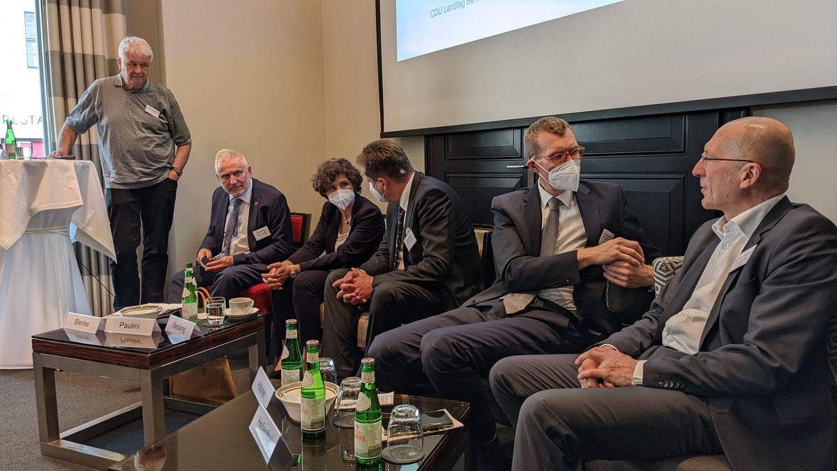 InfoZoes's tweet photo. Werben für #Zivilschutz + Echtzeit-#Lagebild bei #bkwd @wegweiserberlin mit Mitgliedern @philipp__amthor #ThomasBlenke @fiedelseb #SusanneMittag @BMI_Bund @BMVg_Bundeswehr @BBK_Bund #BDR @Sprecher_BDSW @BDSV_Berlin @Esri @HWR_Berlin @IBMDACH @pwc_de @SASanalytics #VfS @ZITiS_de https://t.co/UWlQ9tk7Cs